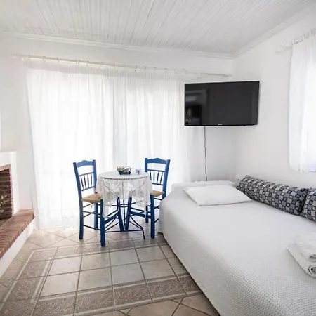 Dom wakacyjny Cycladic Stone House By The Sea Nea Poteidaia