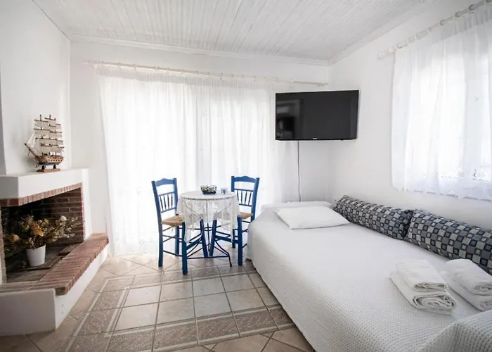 Dom wakacyjny Cycladic Stone House By The Sea Nea Poteidaia